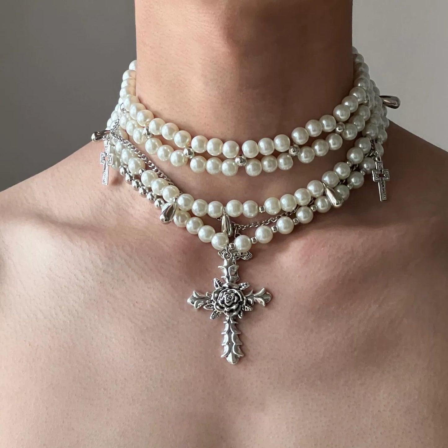 Imitation pearl multi-layered cross necklace is light and luxurious