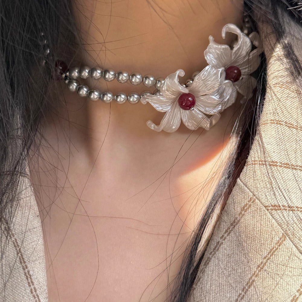 Flowers around the neck Pearlescent Iris Pearl Necklace