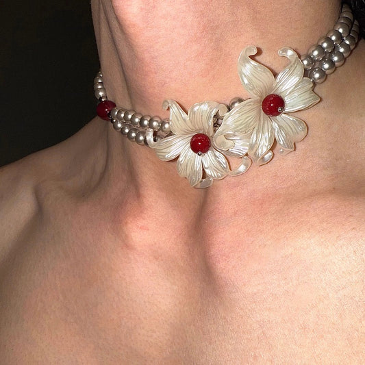 Flowers around the neck Pearlescent Iris Pearl Necklace