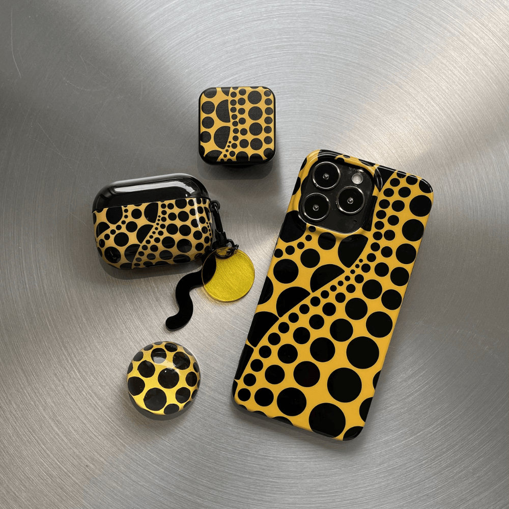 Fashionable Retro Dot Pattern iPhone 15 Case