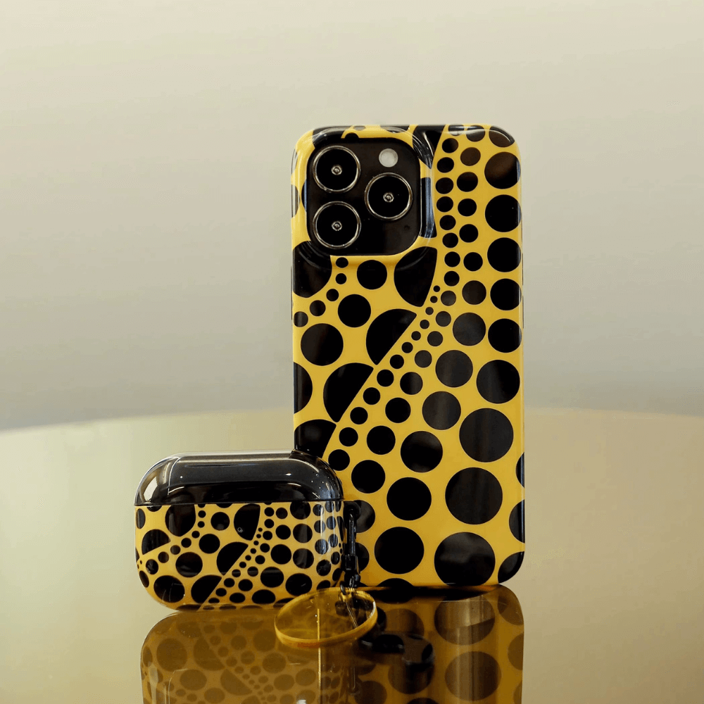 Fashionable Retro Dot Pattern iPhone 15 Case