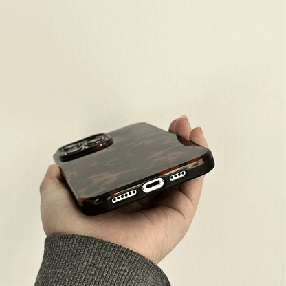 Retro Hawksbill Leopard Brown iPhone 15 Pro Case