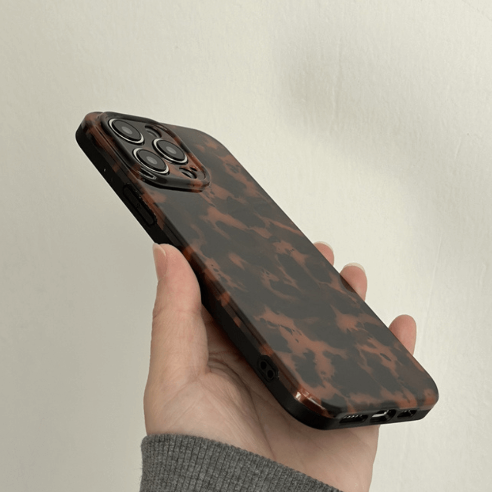 Retro Hawksbill Leopard Brown iPhone 15 Pro Case