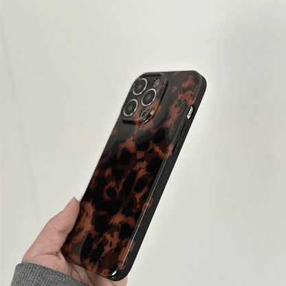 Retro Hawksbill Leopard Brown iPhone 15 Pro Case