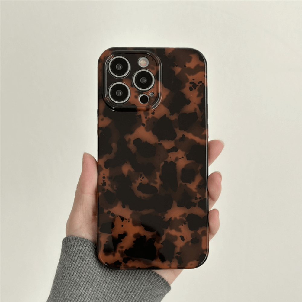 Retro Hawksbill Leopard Brown iPhone 15 Pro Case